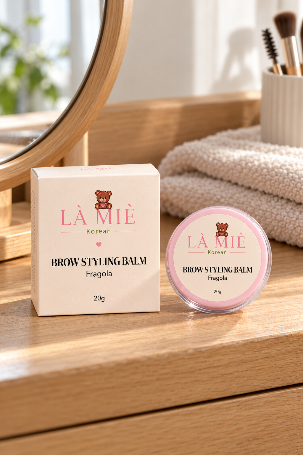 BROW STYLING Fragola LÀ MIÈ – ambientazione su piano in legno