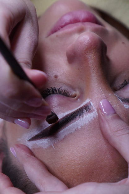 Brows Trend Masterclass: Diventa una Specialista in Laminazione Avanzata e Design con Tinte Grafiche