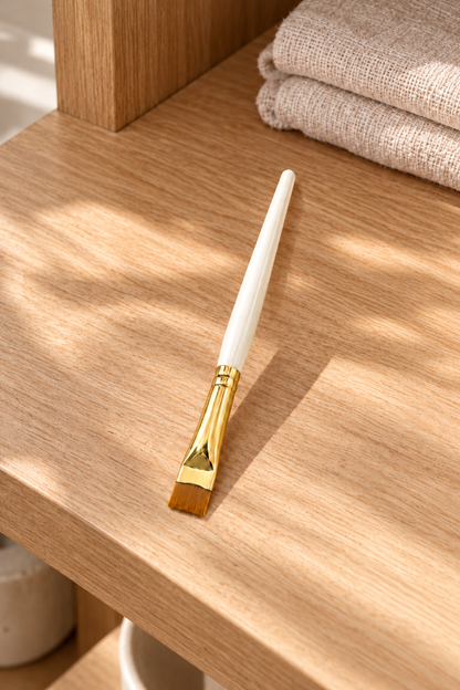 PENNELLO PIATTO di Precisione LÀ MIÈ – ambientazione su piano in legno